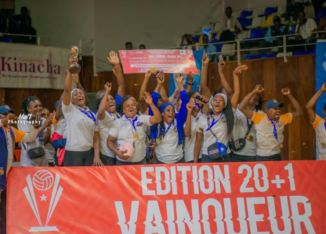 Équipe féminine de volleyball championne
